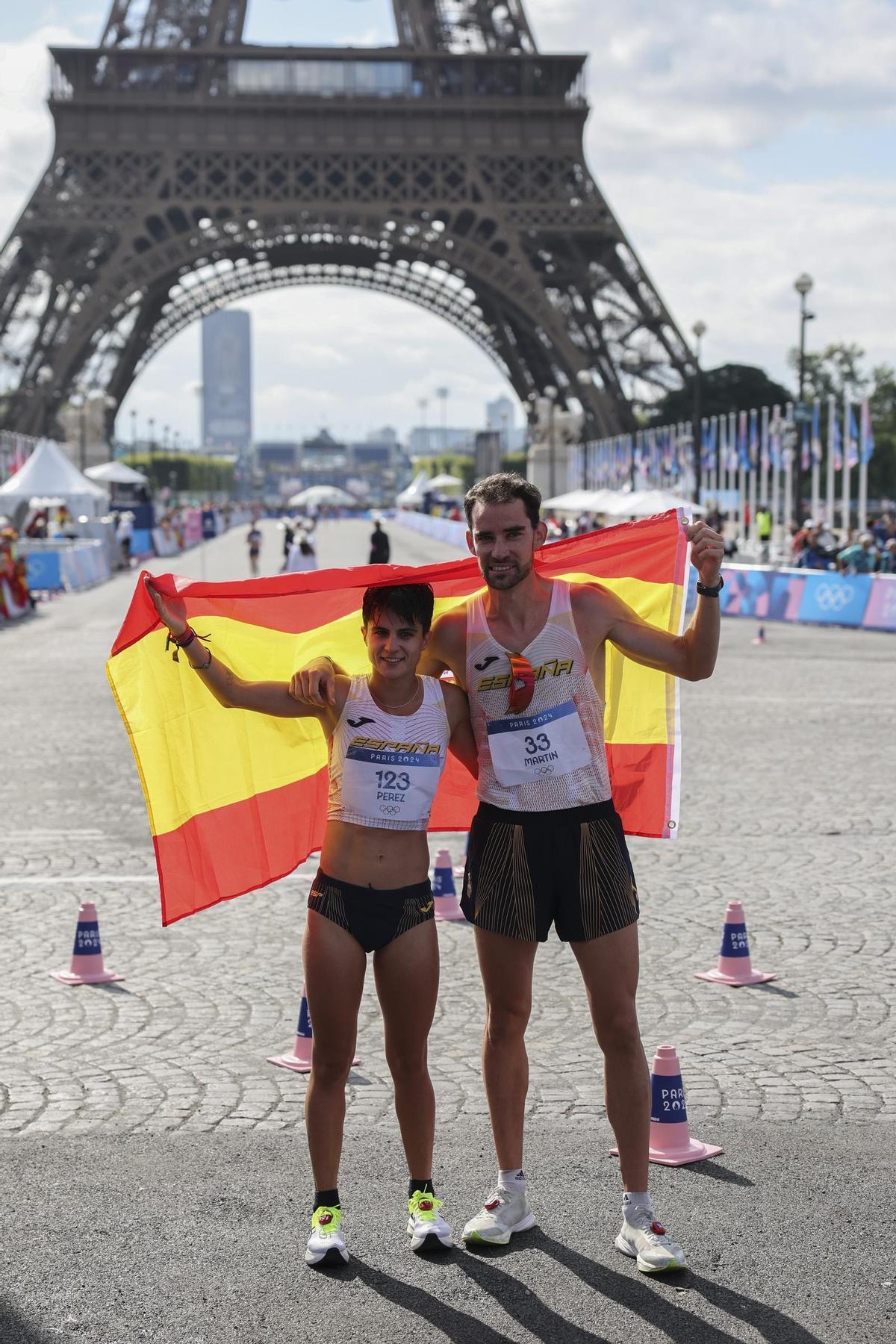 Los atletas españoles Álvaro Martín y María Pérez posan tras ganar el oro en la prueba de maratón mixto de marcha de los Juegos Olímpicos de París 2024