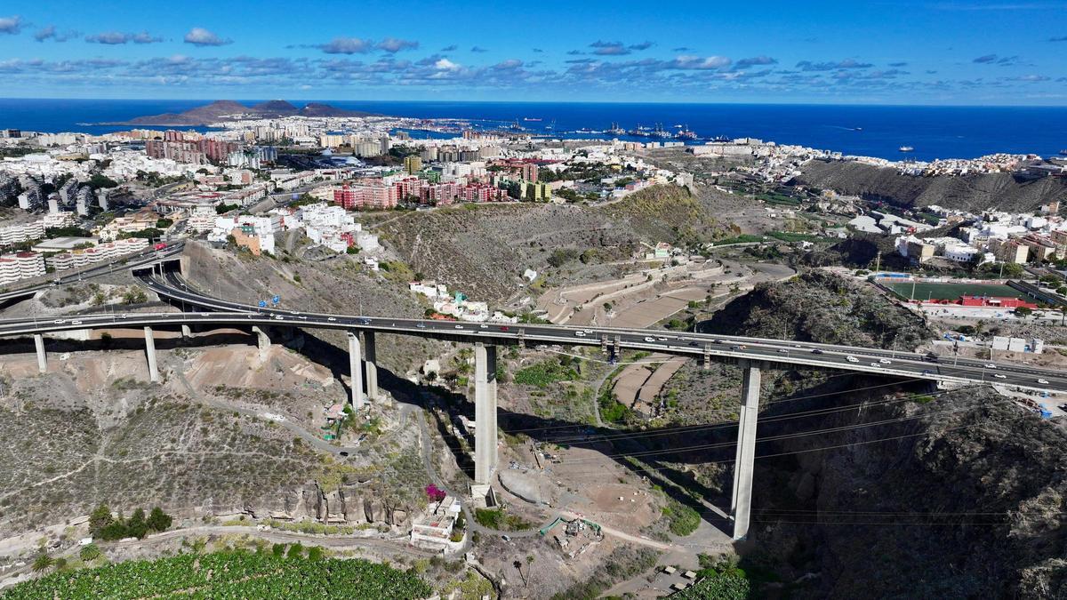 Augusto Hidalgo explica las obras de impermeabilización del viaducto del Guiniguada
