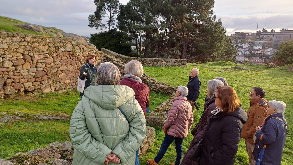 Visita ao castro de Elviña do alumnado da Universidade Sénior.
