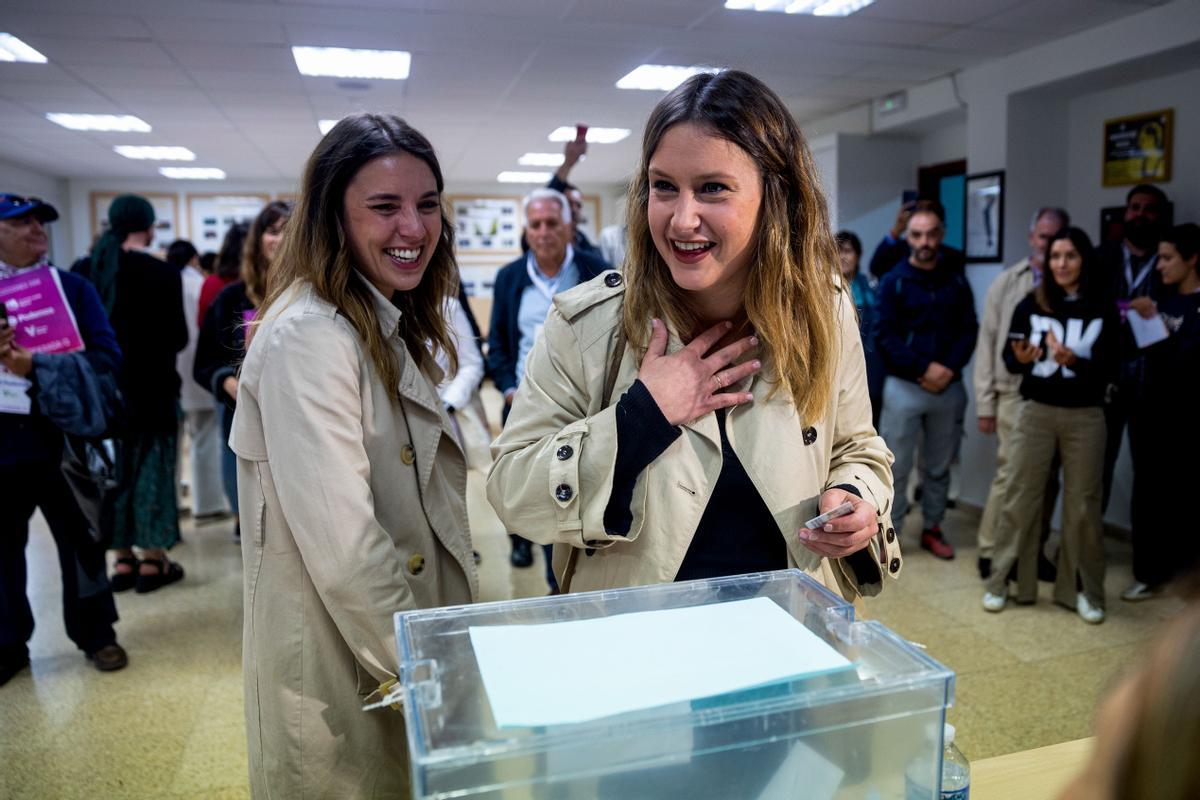 MADRID, 28/05/2023.- La candidata de Podemos-IU-AV a la Comunidad de Madrid, Alejandra Jacinto (d) vota junto a la ministra de Igualdad, Irene Montero (i) en el colegio electoral de Montserrat en Madrid durante las elecciones municipales y autonómicas. EFE/Daniel González