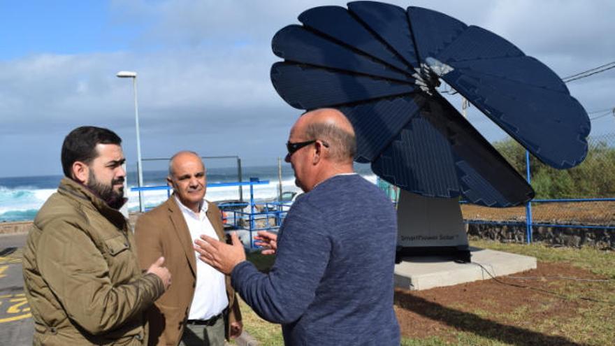 Un momento de la visita a las instalaciones de la depuradora, con la &#039;SmartFlower&#039; de fondo.