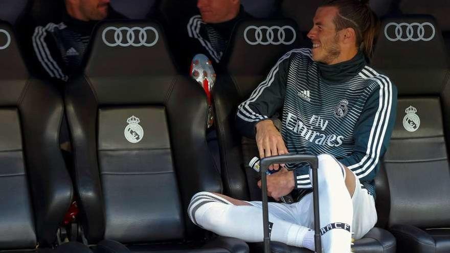 Bale bromea con Isco y Kroos en el banquillo. // Emilio Naranjo