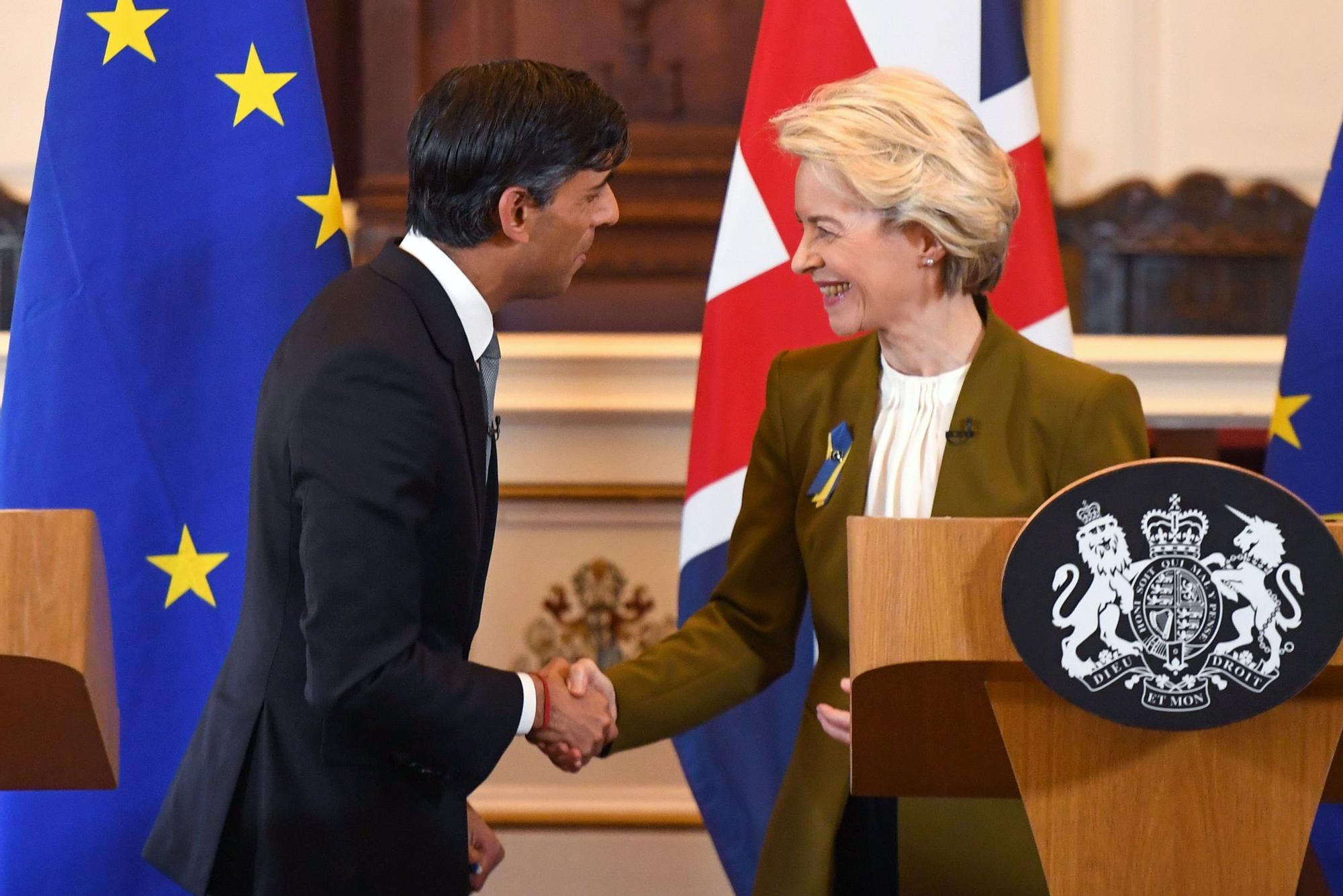 El primer ministro británico, Rishi Sunak, y la presidenta de la Comisión Europea, Ursula von der Leyen, se estrechan la mano, este lunes durante la rueda de prensa conjunta.