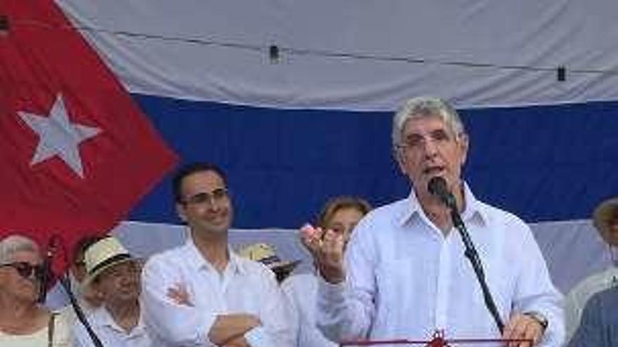 El discurso del cónsul cubano Ángel Torres, y Elisa Borbolla sirviendo un mojito en el rincón cubano.