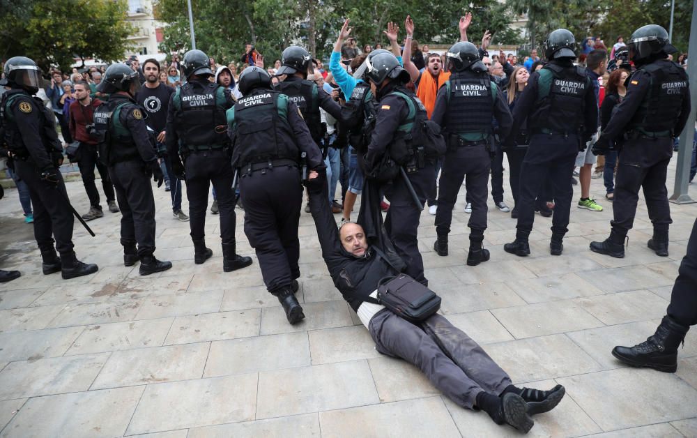 Agentes de la Guardia Civil arrastran por el suelo a un manifestante.