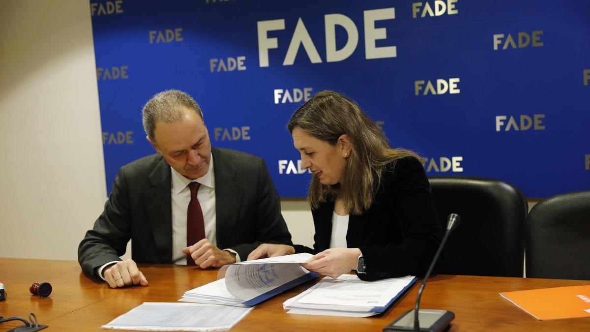 María Calvo entrega los avales a Alberto González, director general de FADE