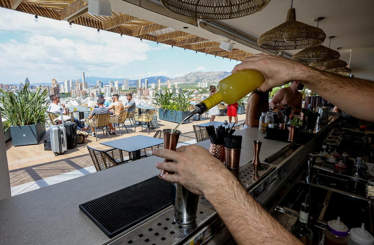 Un camarero elabora un cóctel en un rooftop de Benidorm.