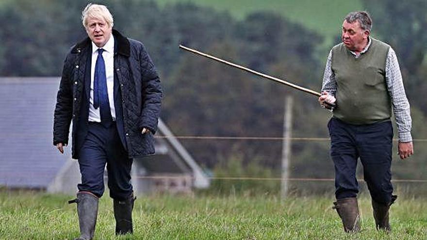 Boris Johnson, durant una visita divendres a una granja a Escòcia.