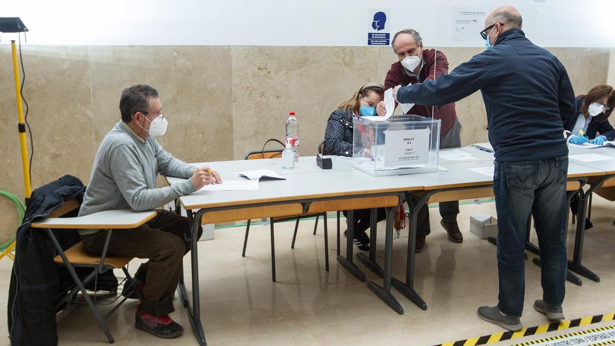 Los catedráticos Amparo Navarro y José Vicente Cabezuelo se disputan este jueves el Rectorado de la UA