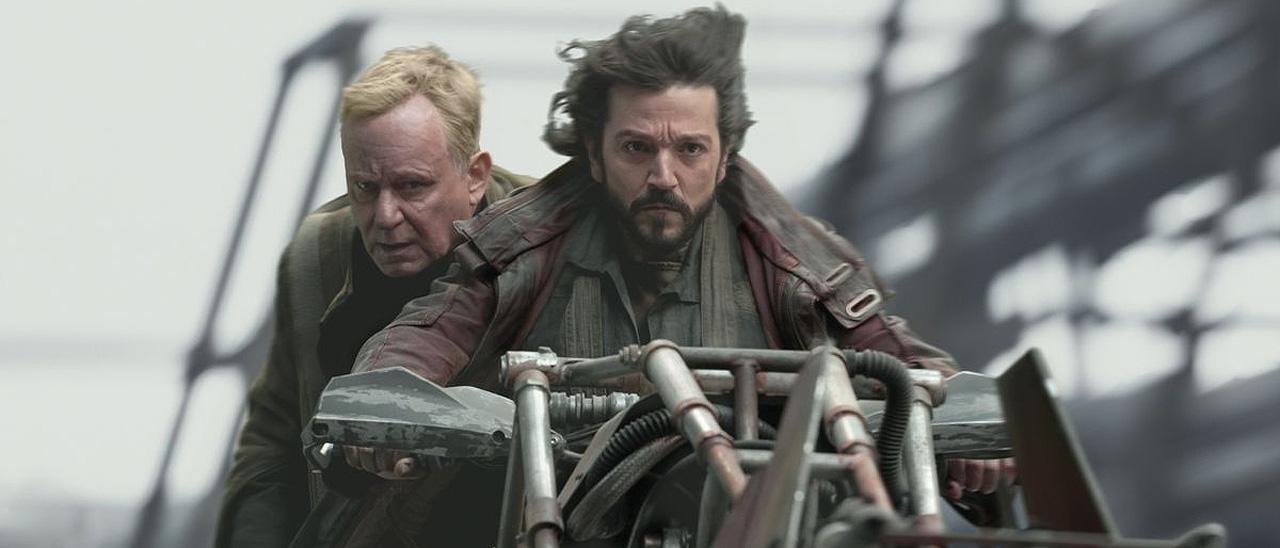 Stellan Skarsgard y Diego Luna en &#039;Andor&#039;.