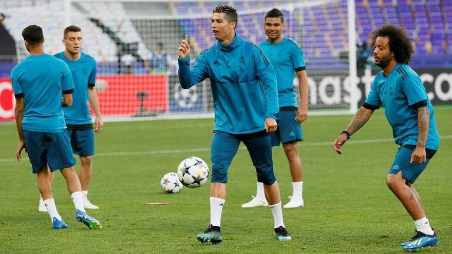 Cristiano Ronaldo, Casemiro y Marcelo, durante el entrenamiento de ayer en Kiev.