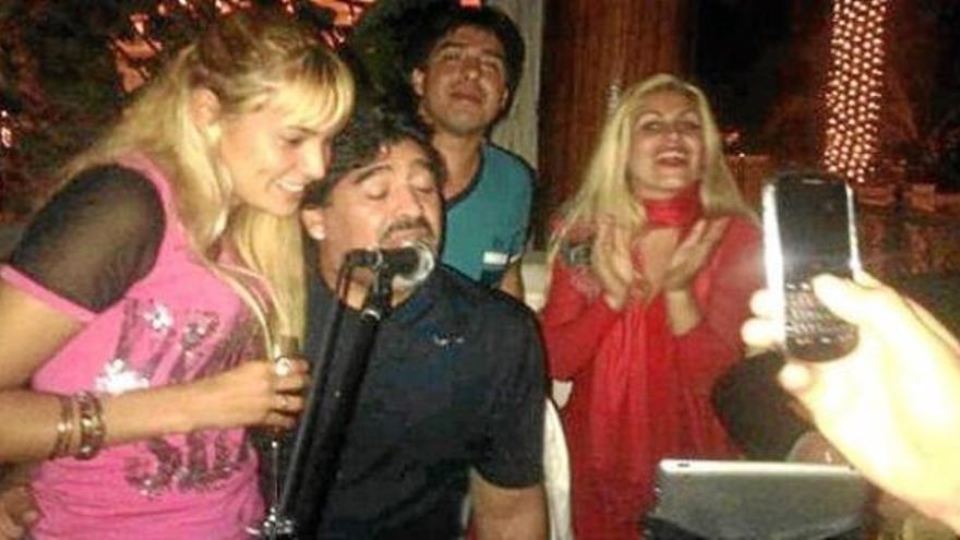 Maradona llega a Buenos Aires con su nueva novia