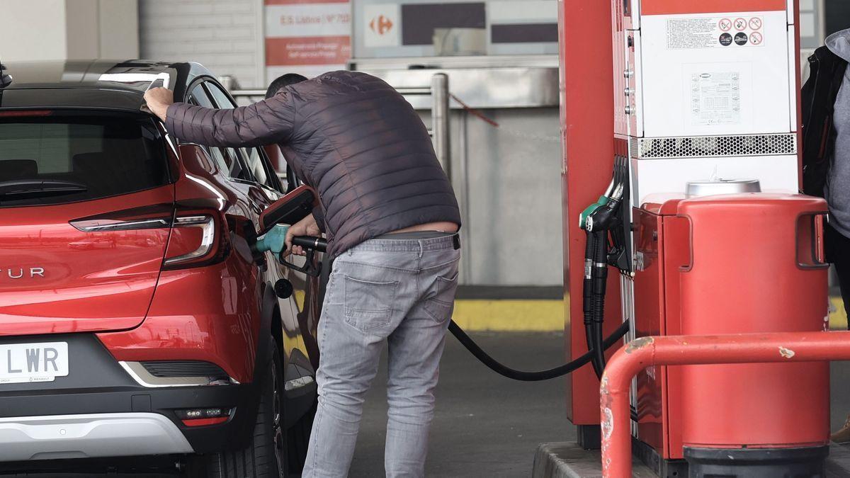 Un hombre pone gasolina en una estación de servicios.
