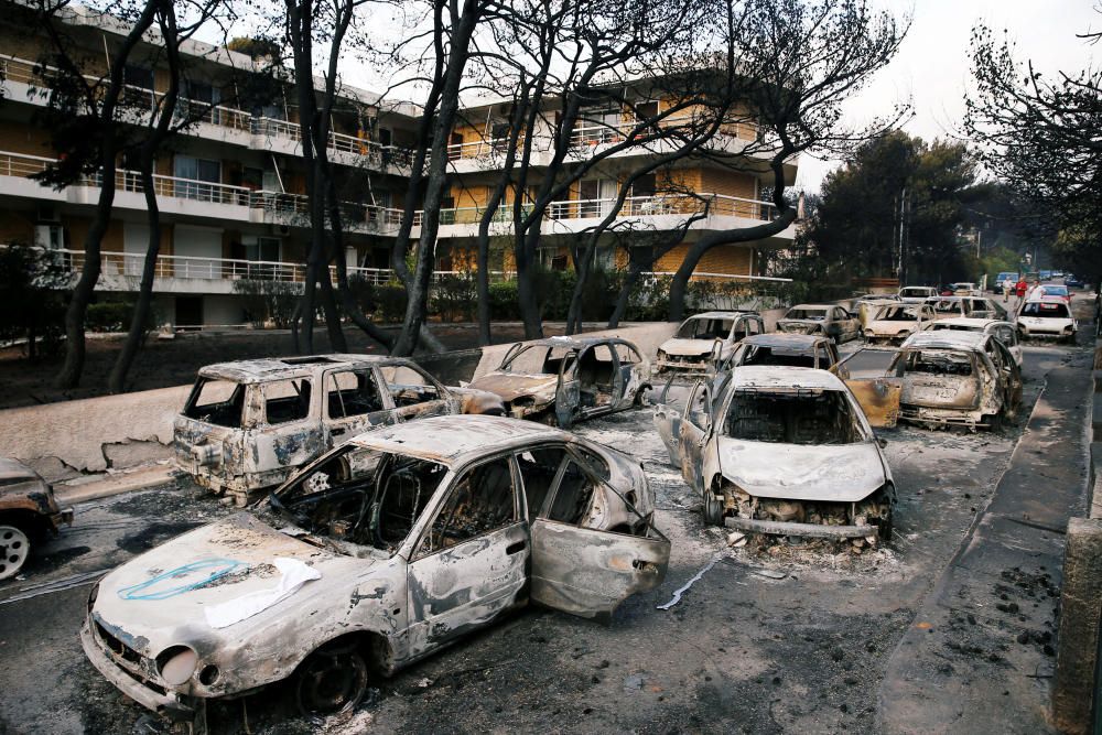 Al menos 74 personas han muerto a causa de los incendios que se han declarado esta semana en los alrededores de Atenas.