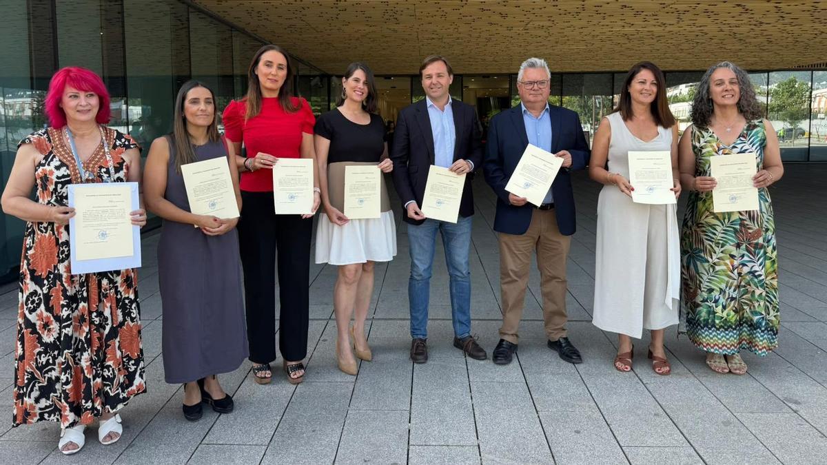 Mariví Serrano, Bea Jurado, Verónica Martos, Araceli Carrillo, Antonio Repullo, Esteban Morales, Silvia Mellado y Rosa Rodríguez recogen sus actas de parlamentarios andaluces por Córdoba.