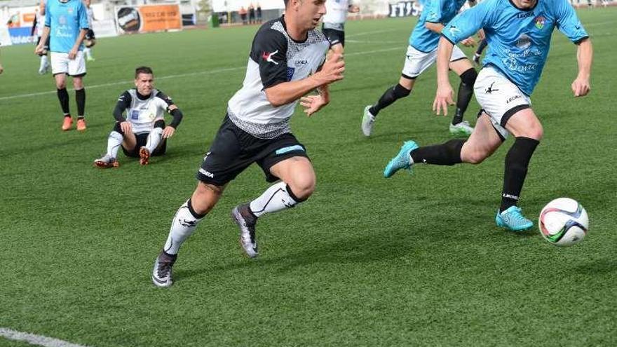 Iván Fernández disputa un balón con un jugador del Boiro.