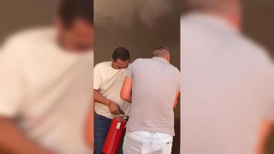 El alcalde de Arrecife y un consejero se lanzan con extintores a sofocar el incendio de una casa en Playa Honda