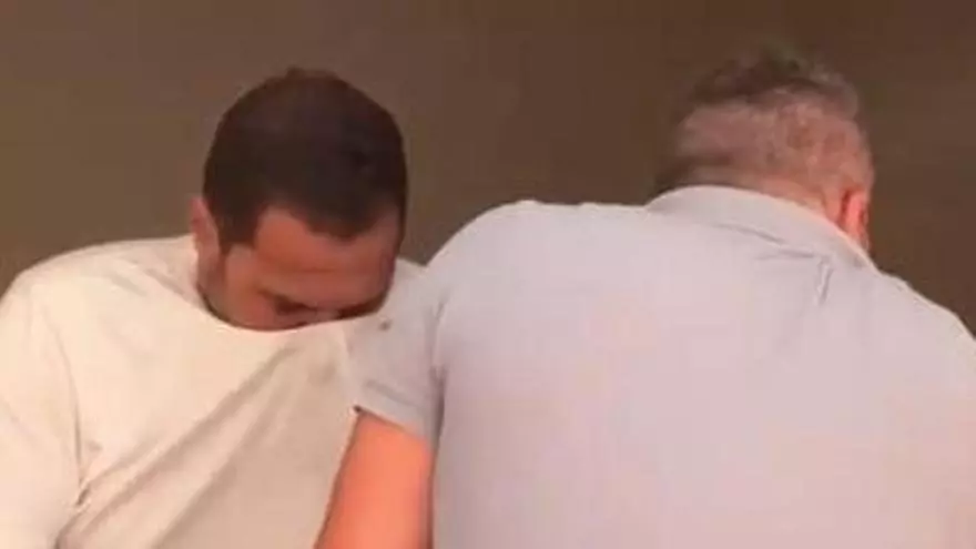 Jacobo Medina y Yonathan de León intentan sofocar el incendio de una vivienda en Playa Honda con extintores
