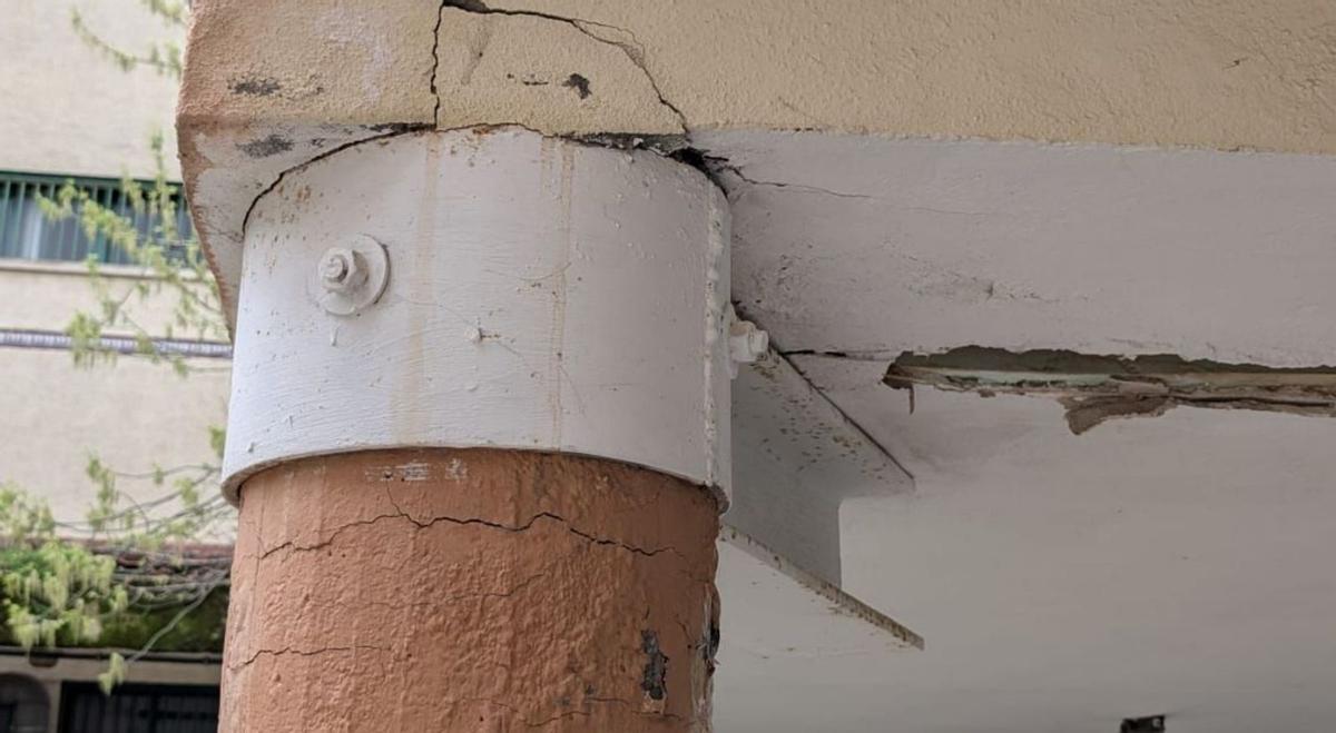 Grietas en pilares de Los Colegiales. | L.O
