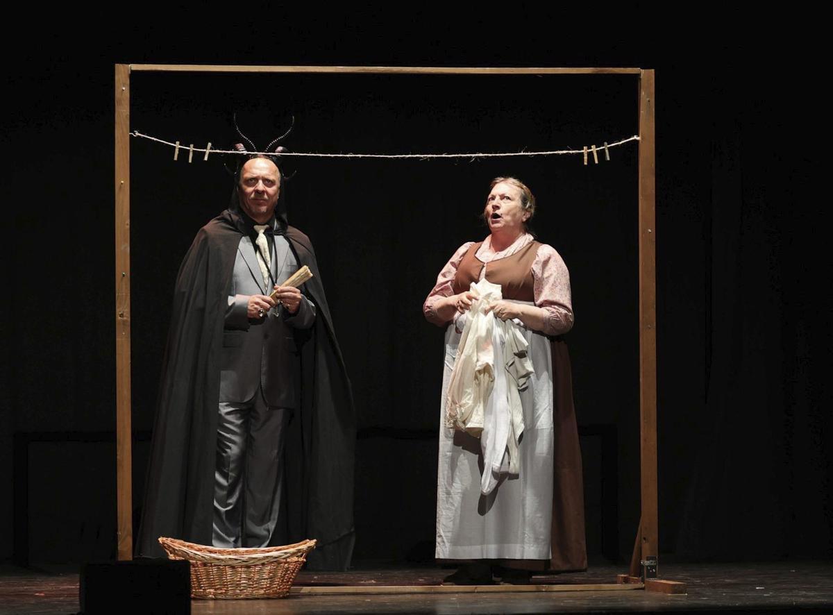 Un moment de l’assaig general de l’obra de teatre. | Juan A. Riera