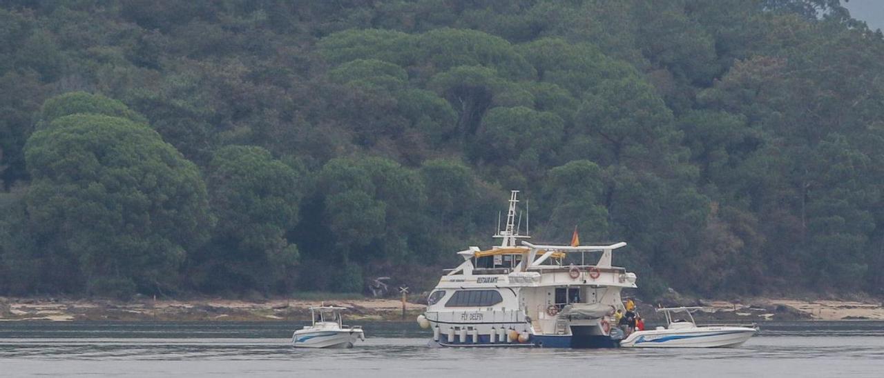 Un barco de pasajeros frente a la isla de Cortegada. |   // IÑAKI ABELLA