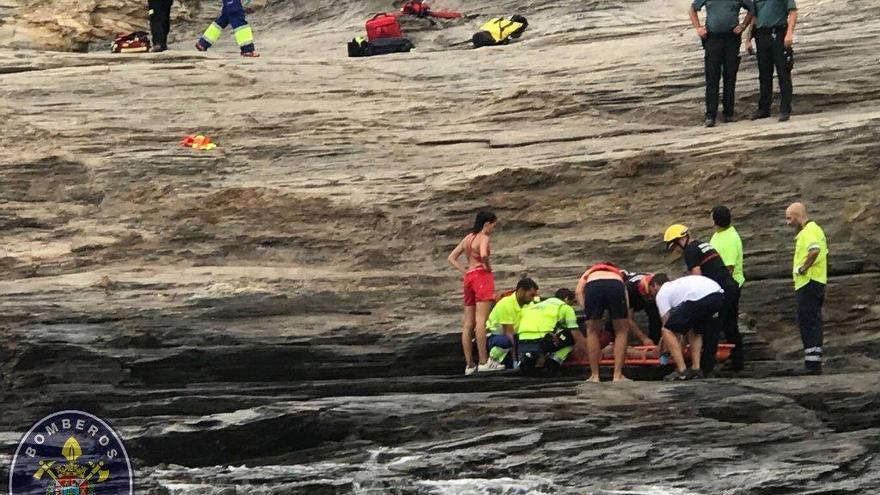 Un joven, herido tras caer por unas rocas en Cala Reona