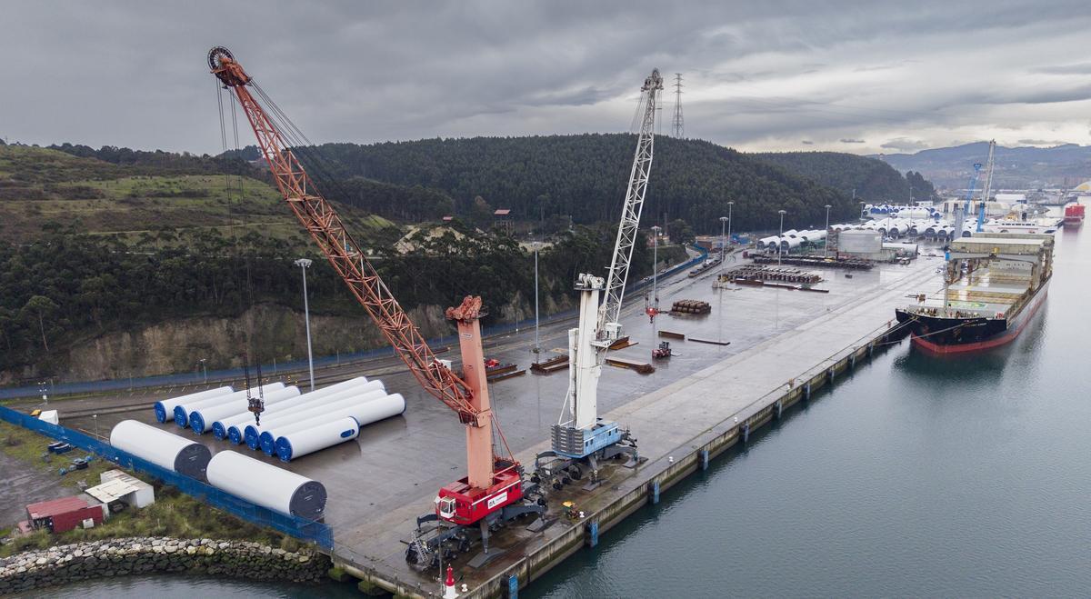 Una operación ferroviaria de productos siderúrgicos en el muelle de Valliniello.