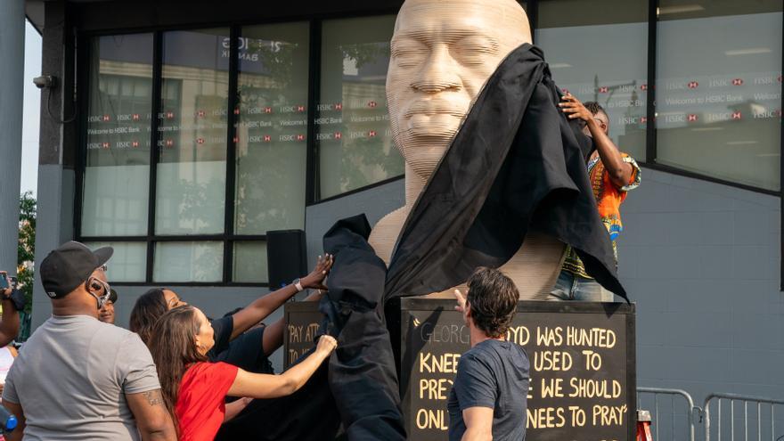 Vandalizan la estatua de George Floyd en Brooklyn