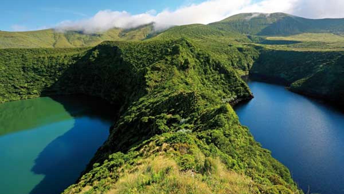 Vista de los lagos volcanicos de la isla de Flores