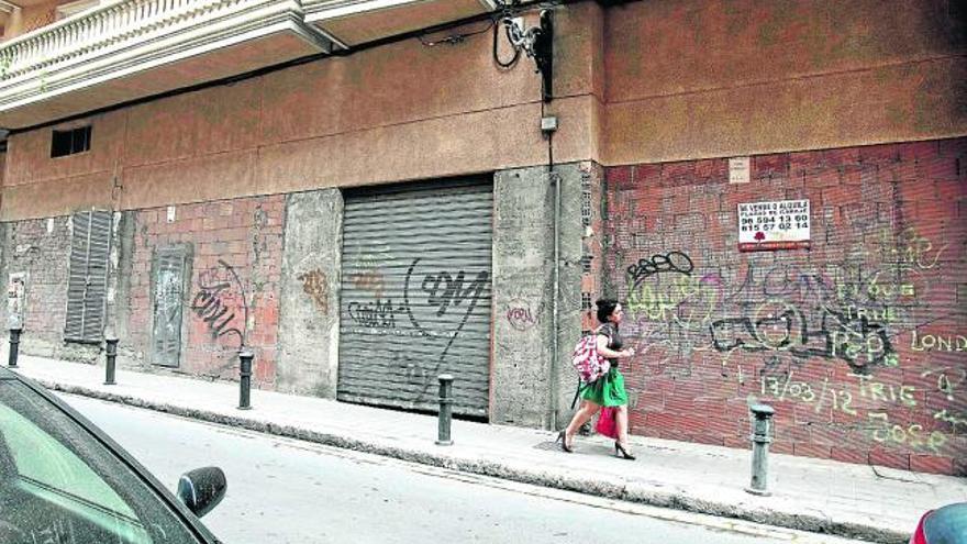 La fachada de ladrillos, repletos de suciedad y pintadas, afea la céntrica calle Bailén.
