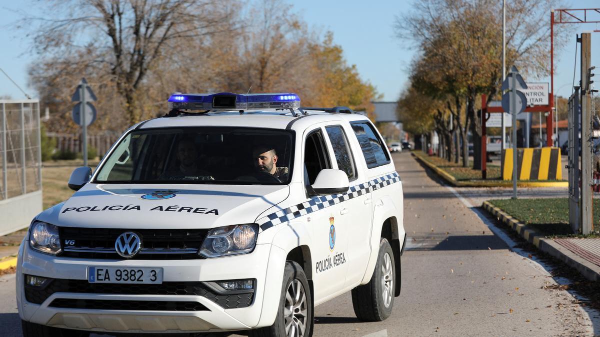 Policía en la base aérea de Torrejón.