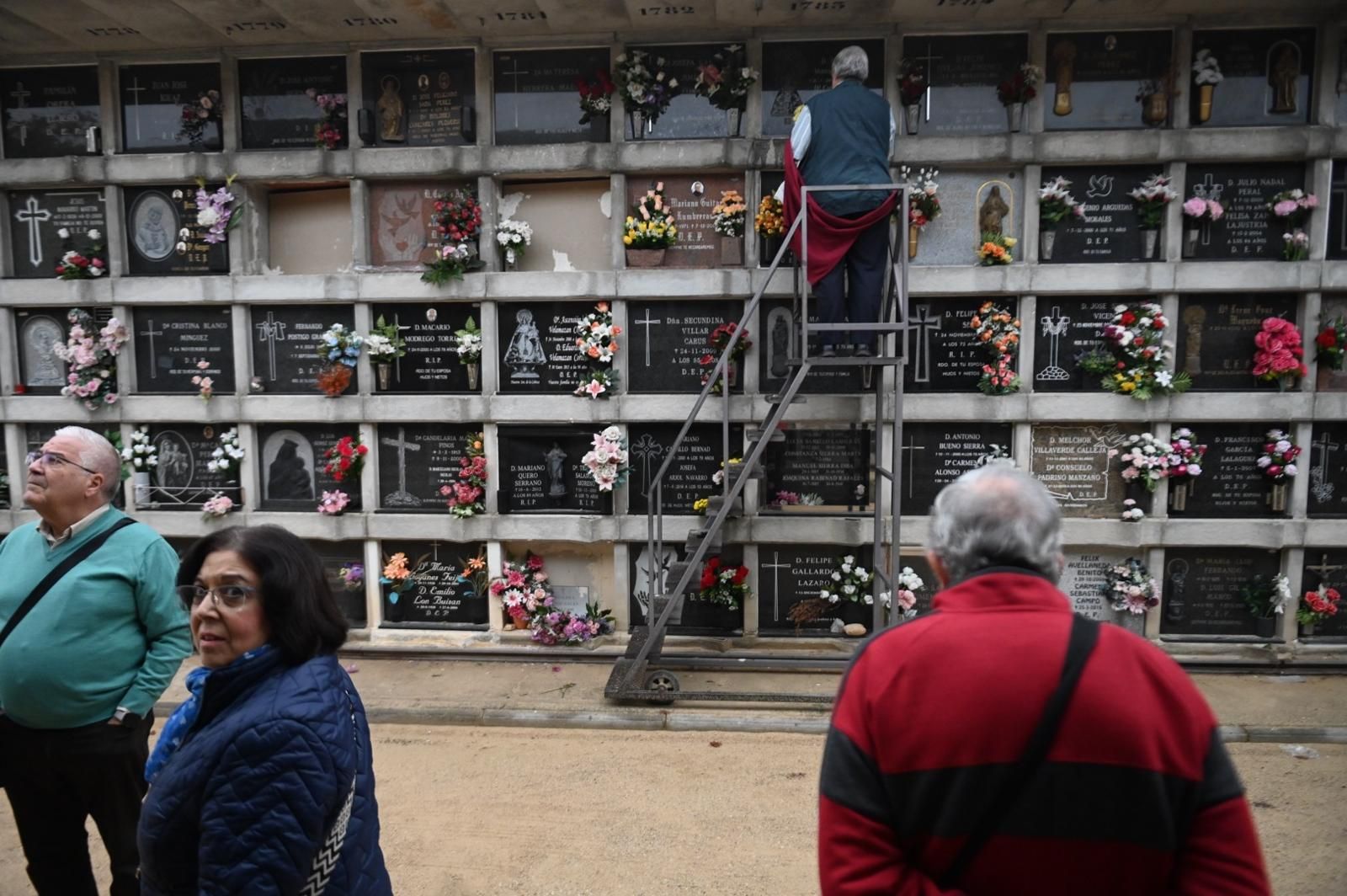 En imágenes | Así ha sido el Día de Todos los Santos en el cementerio de Torrero
