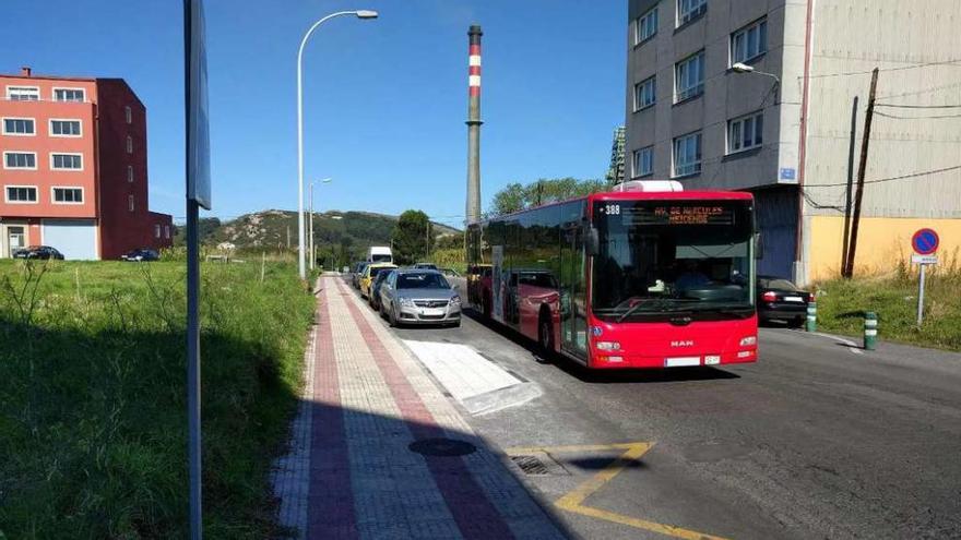 Un autobús circula por la avenida del Butano, donde se creará el aparcamiento disuasorio.