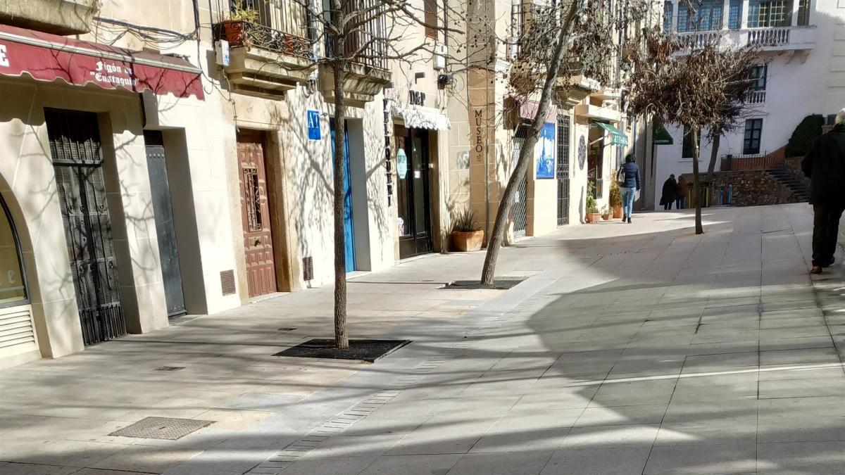 Quejas por el estado del pavimento de la plaza de San Juan en Cáceres con la obra sin terminar