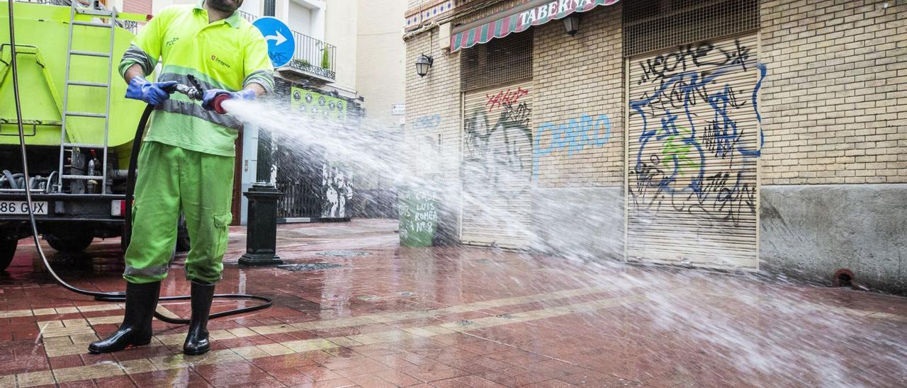 Un operario de FCC limpia con agua a presión una calle del centro de Zaragoza.  | EL PERIÓDICO