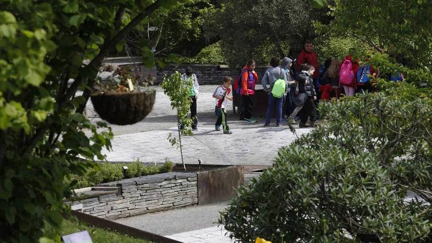 Visitantes en el Jardín Botánico Atlántico de Gijón.