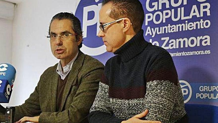 Los concejales del Partido Popular, José Luis González Prada y Javier Ratón.