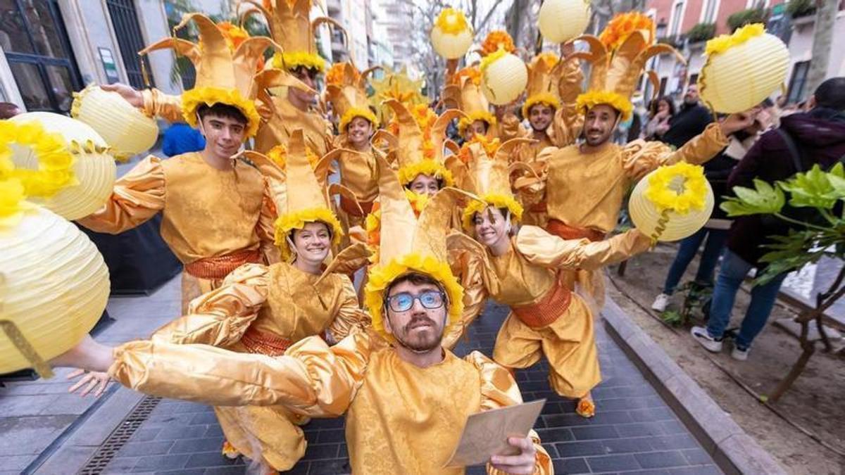 Un grupo de falleros en la Cavalcada del Ninot de febrero.