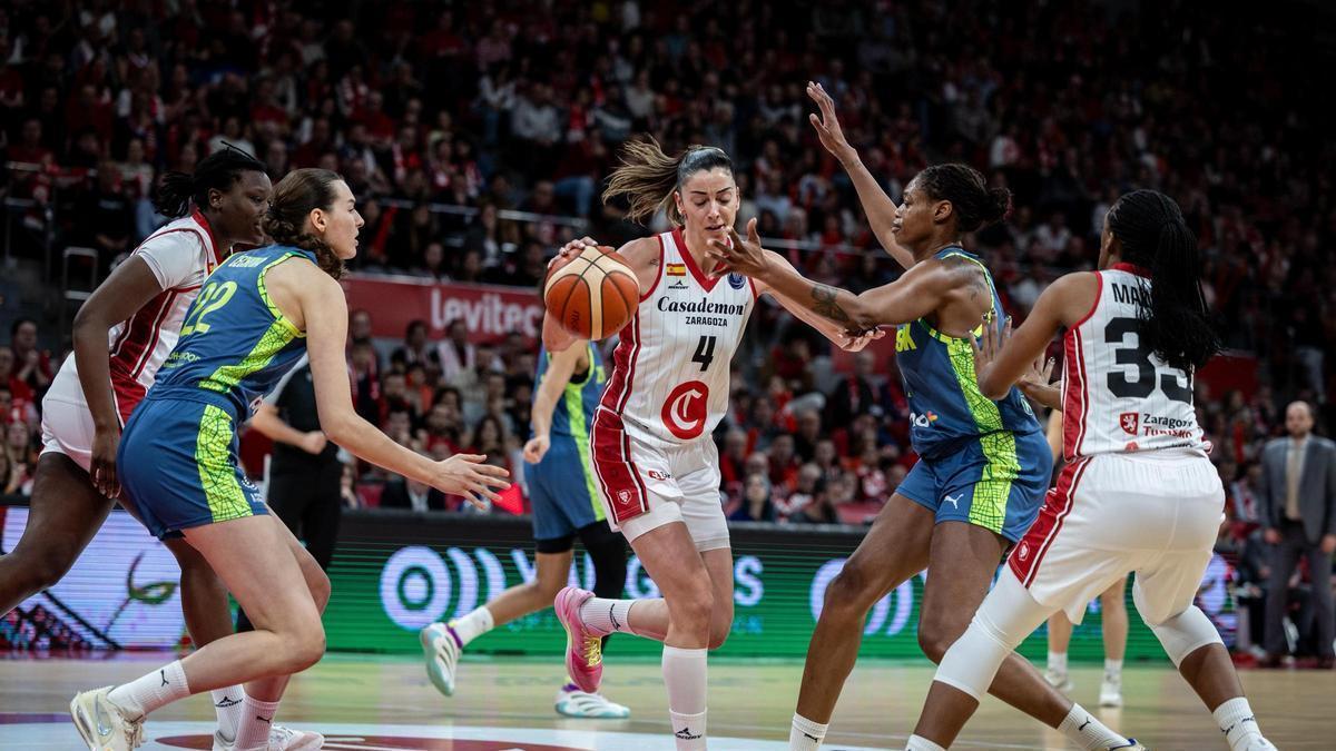 Mariona Ortiz sortea a varias rivales durante el partido de este miércoles.