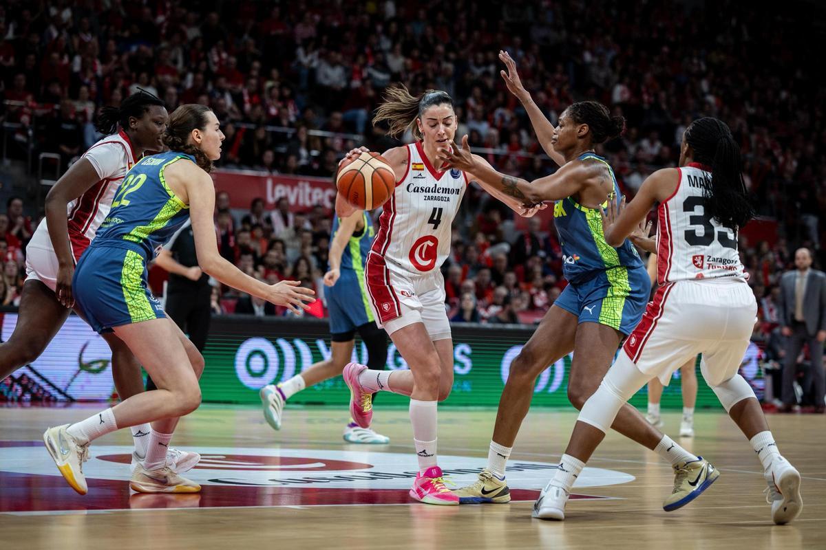 Mariona Ortiz sortea a varias rivales durante el partido de este miércoles.