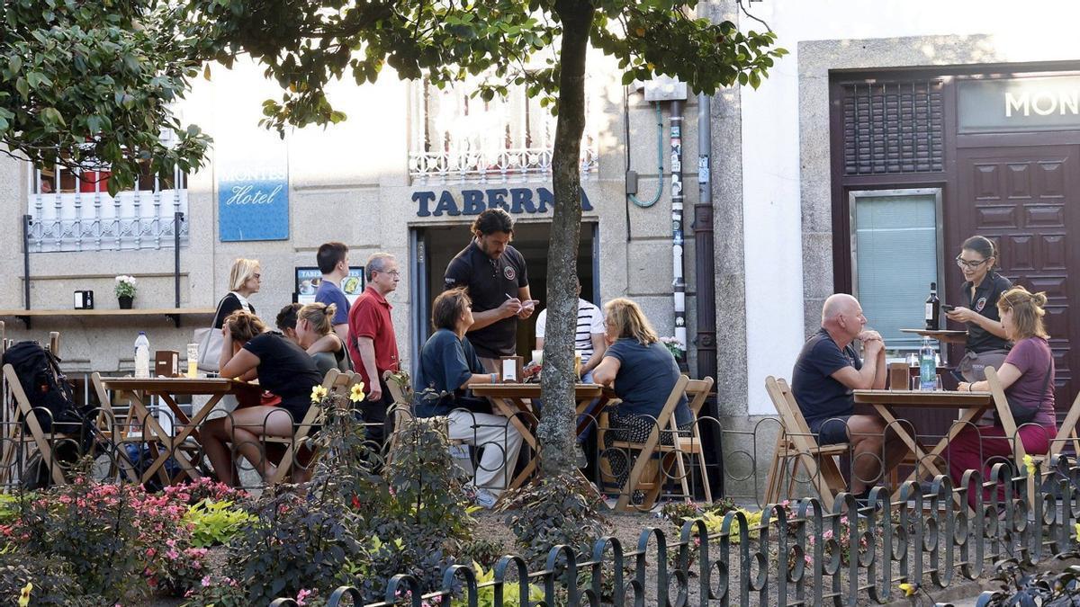 Un camarero atiende las mesas de una terraza en el centro de Santiago