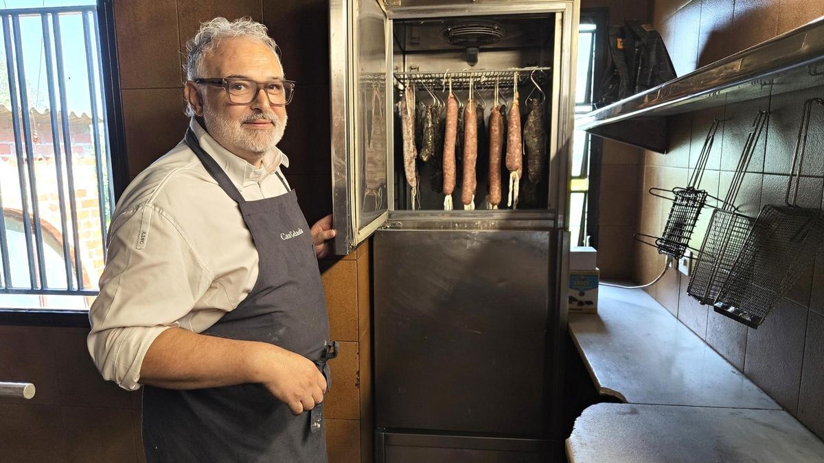 Pere Arpa, con los embutidos que elabora en Can Gelada.