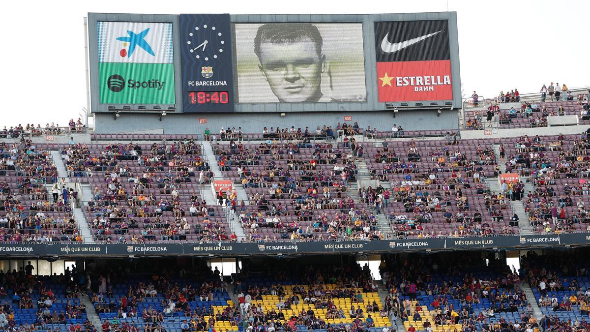 El marcador del Spotify Camp Nou recordó a la plantilla que inauguró el nuevo campo en 1957, entre ellos el mítico Ladislao Kubala