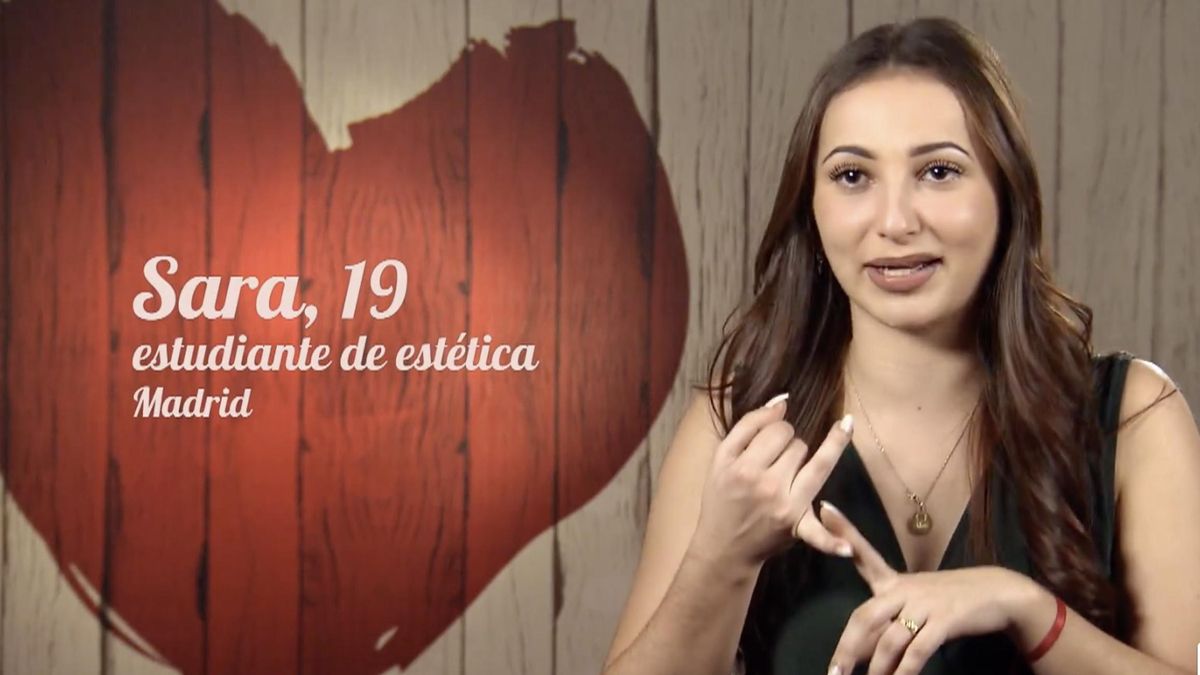 Una comensal de ‘First dates’ recorda en el programa la seva etapa més ‘choni’: «He sigut ‘Sari la deessa’ i ‘Sarita en la teva vida’»