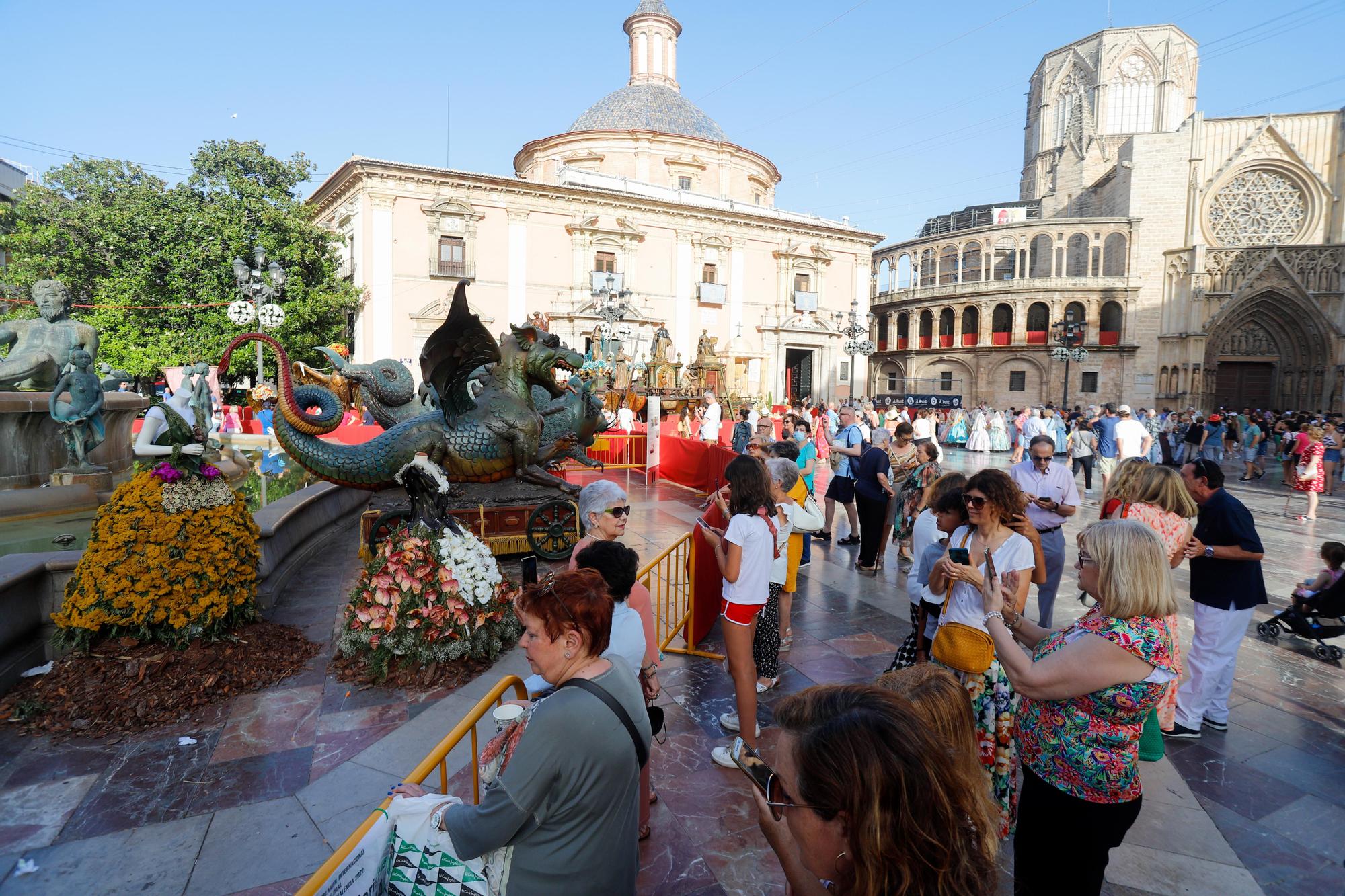 Sábado de Corpus: ambiente en la plaza, balcones y adornos florales