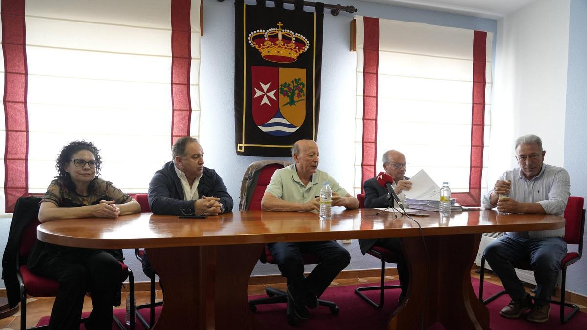 De izquierda a derecha, los alcaldes de El Cubo de Tierra del Vino, Villardondiego, Peleas de Abajo, el abogado Ramón Hernández y el regidor de San Cebrián de Castro durante la presentación de la Asociación de Municipios por la Energía Sostenible en Castilla y León.