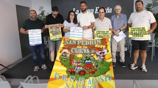Por la izquierda, Saúl Bastián, alcalde de Sariego, Mario Canal, María del Valle, Marcos García, Serafín Cifuentes, Gervasio Rendueles e Iván Valdés, durante la presentación. | ÁNGEL GONZÁLEZ