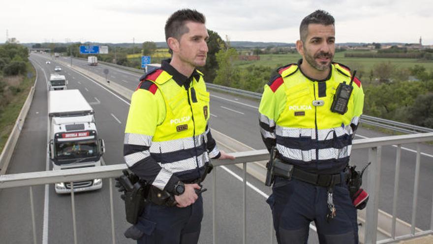 L'hàbil intervenció de mossos de Trànsit evita que un noi es llanci per un pont a l'AP-7 a Borrassà