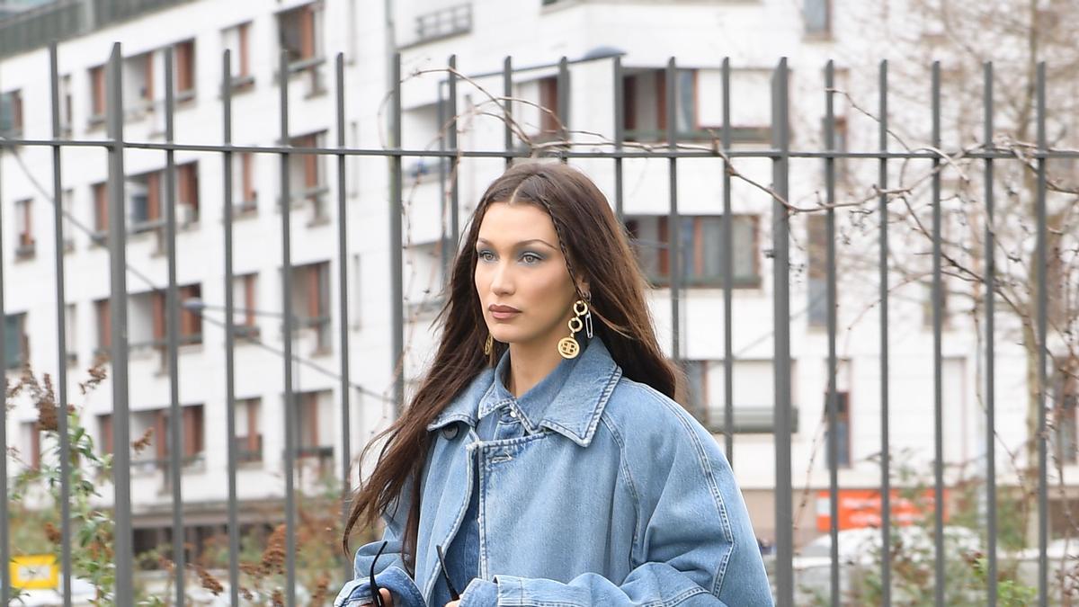 Bella Hadid con look total denim