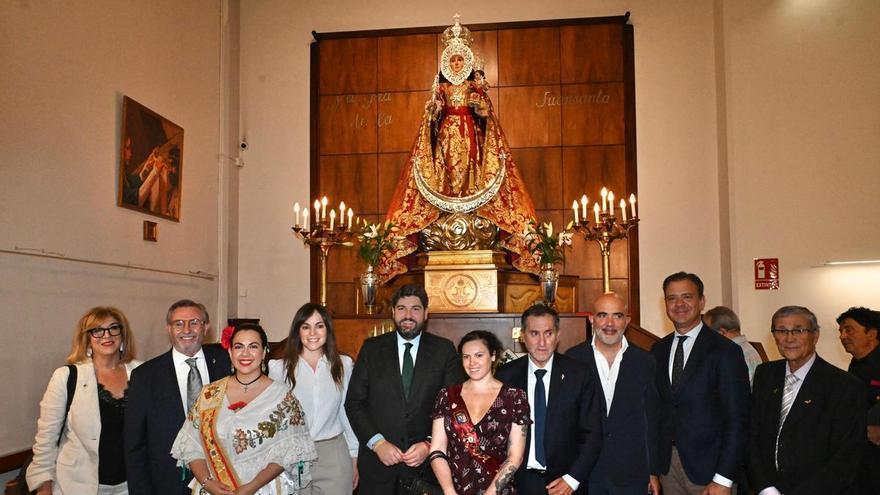 La Casa Regional de Murcia en Barcelona recibe la imagen restaurada de la Fuensanta